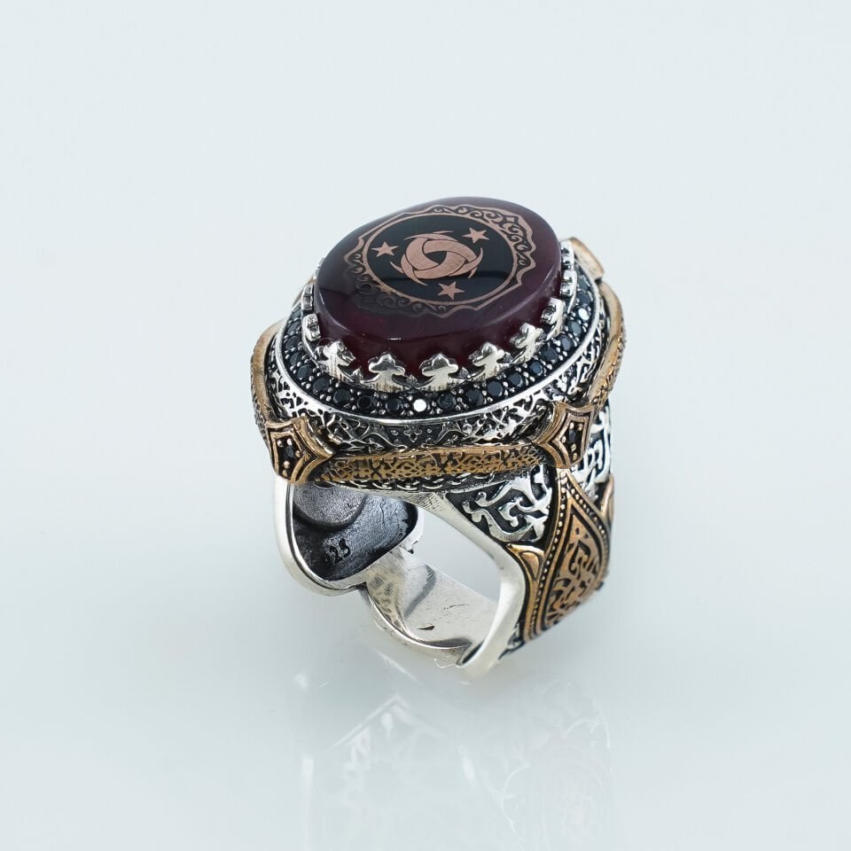 Teşkîlât-ı Mahsûsa Motifli Koyu Kırmızı Akik Taşlı 925 Ayar Gümüş Erkek Yüzük
