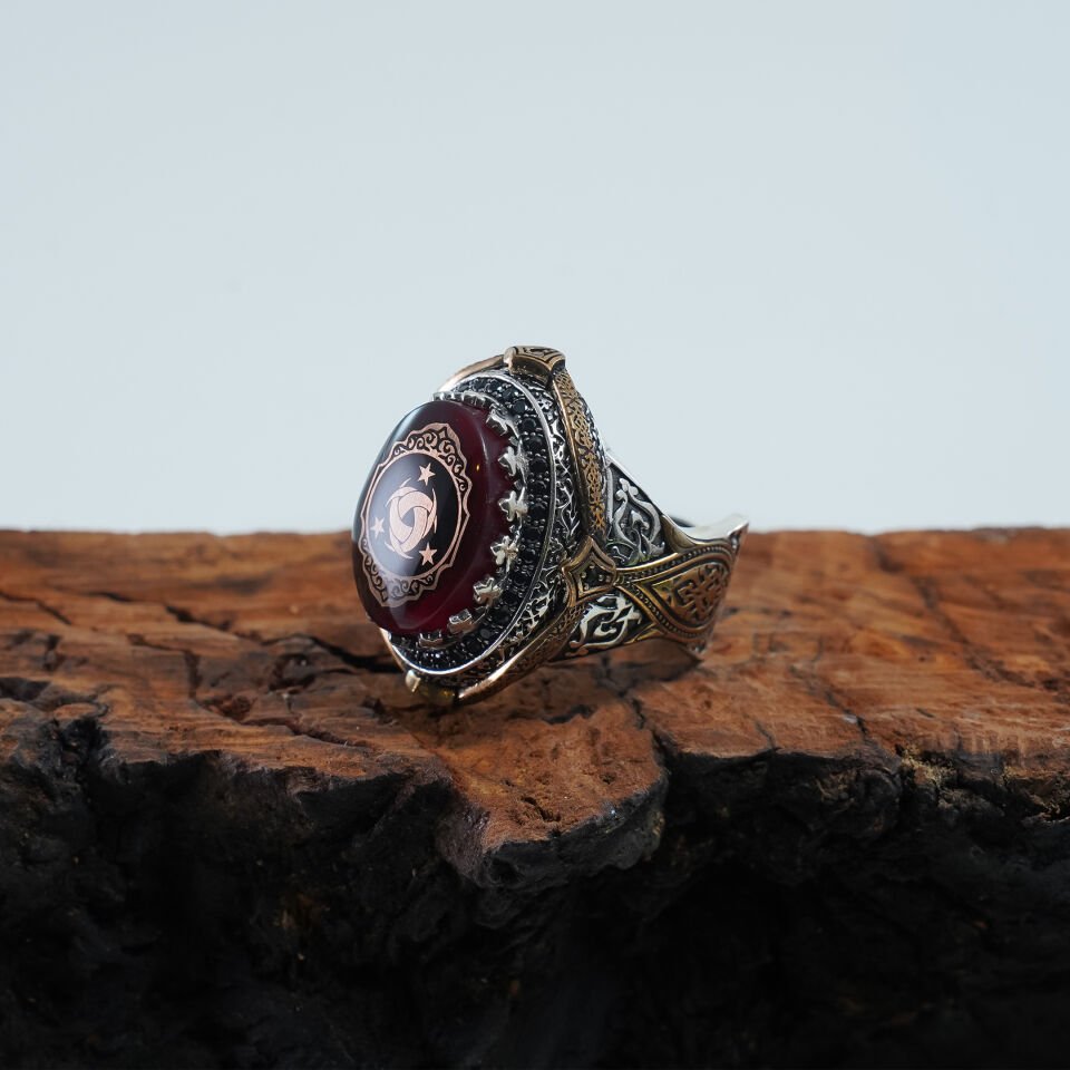 Teşkîlât-ı Mahsûsa Motifli Koyu Kırmızı Akik Taşlı 925 Ayar Gümüş Erkek Yüzük