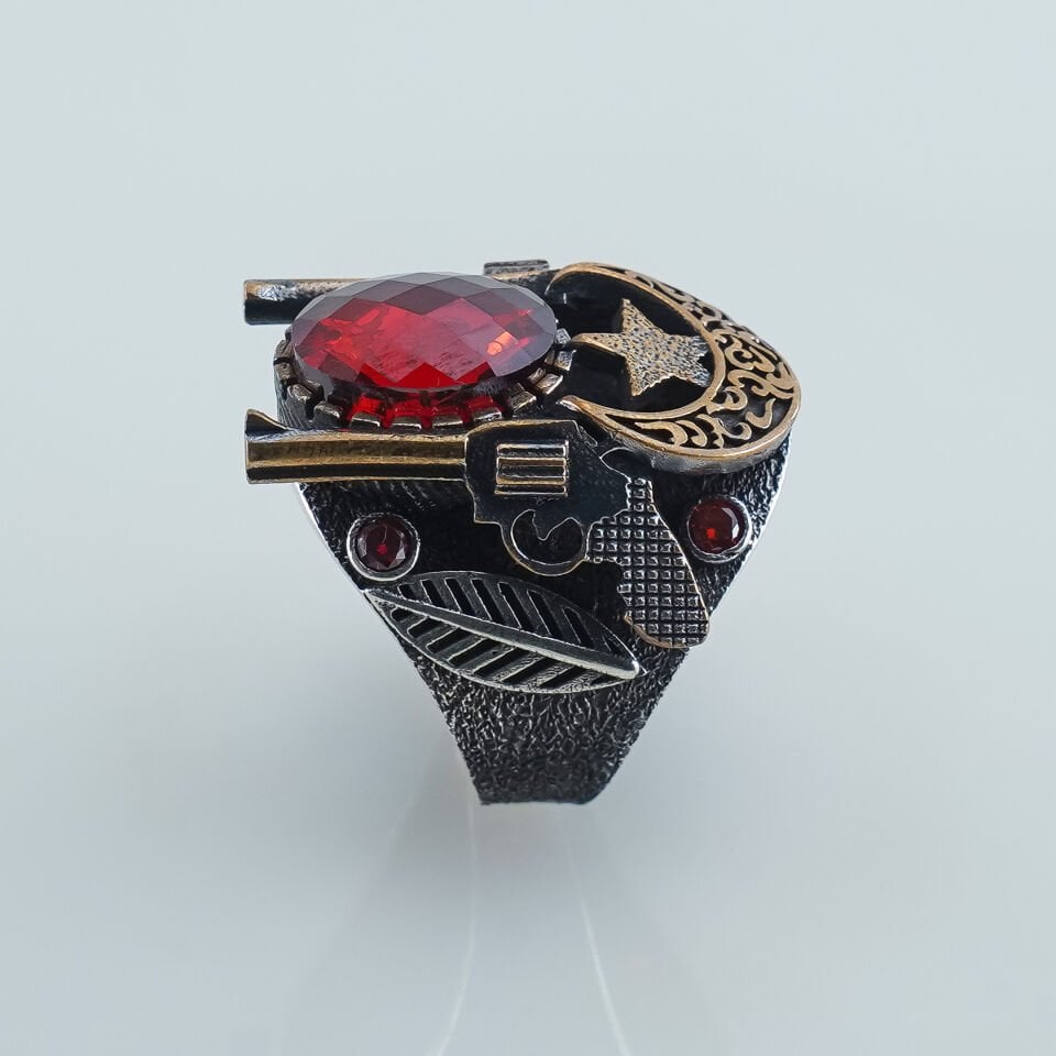 Ay Yıldız ve Tabanca Motifli Kırmızı Akik Taşlı 925 Ayar Gümüş Erkek Yüzük
