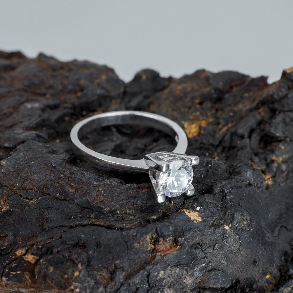 Zirkon Taşlı 925 Ayar Şık Tasarımlı Parlak Kadın Gümüş Yüzük