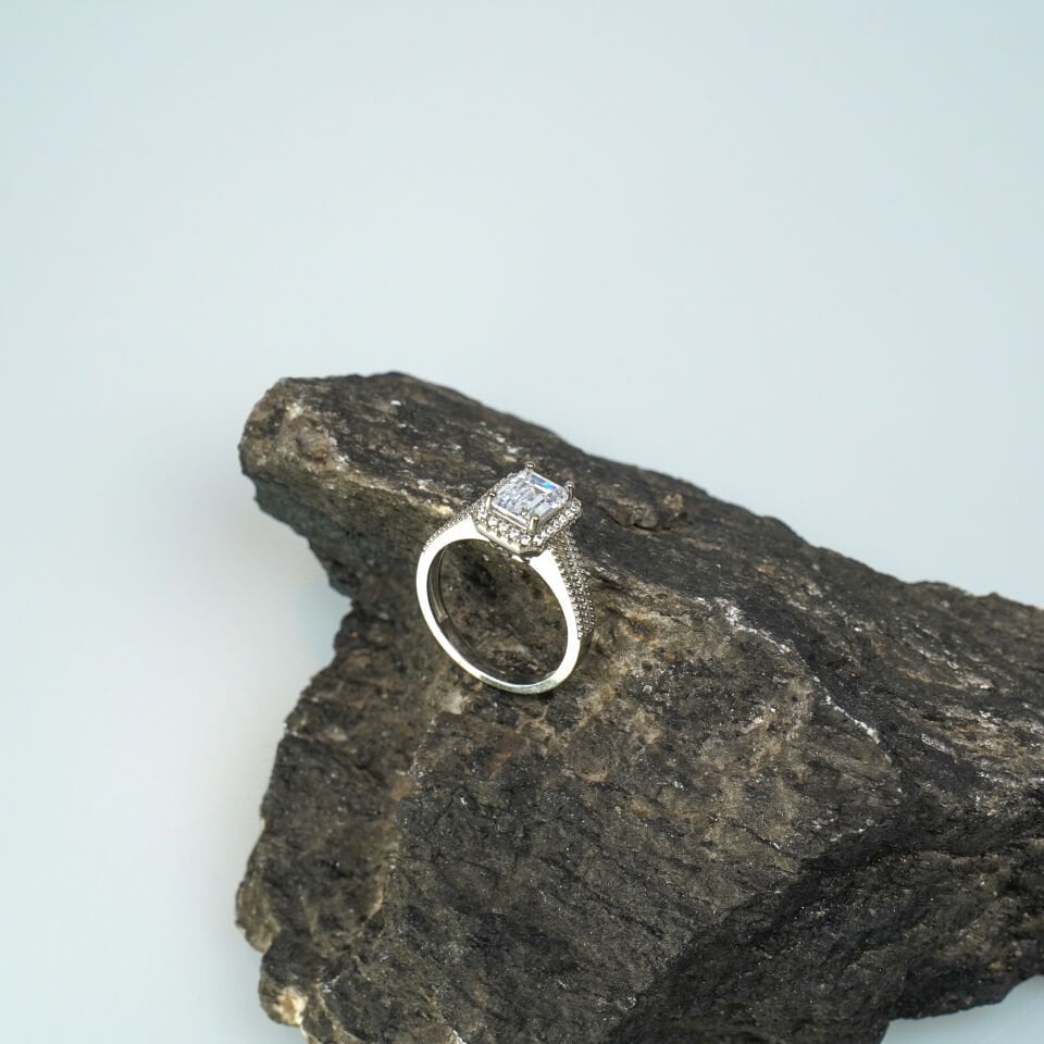 Kare Kesim Kristal Zirkon Taşlı, Yanları Sıralı Taşlı Kadın Gümüş Yüzük