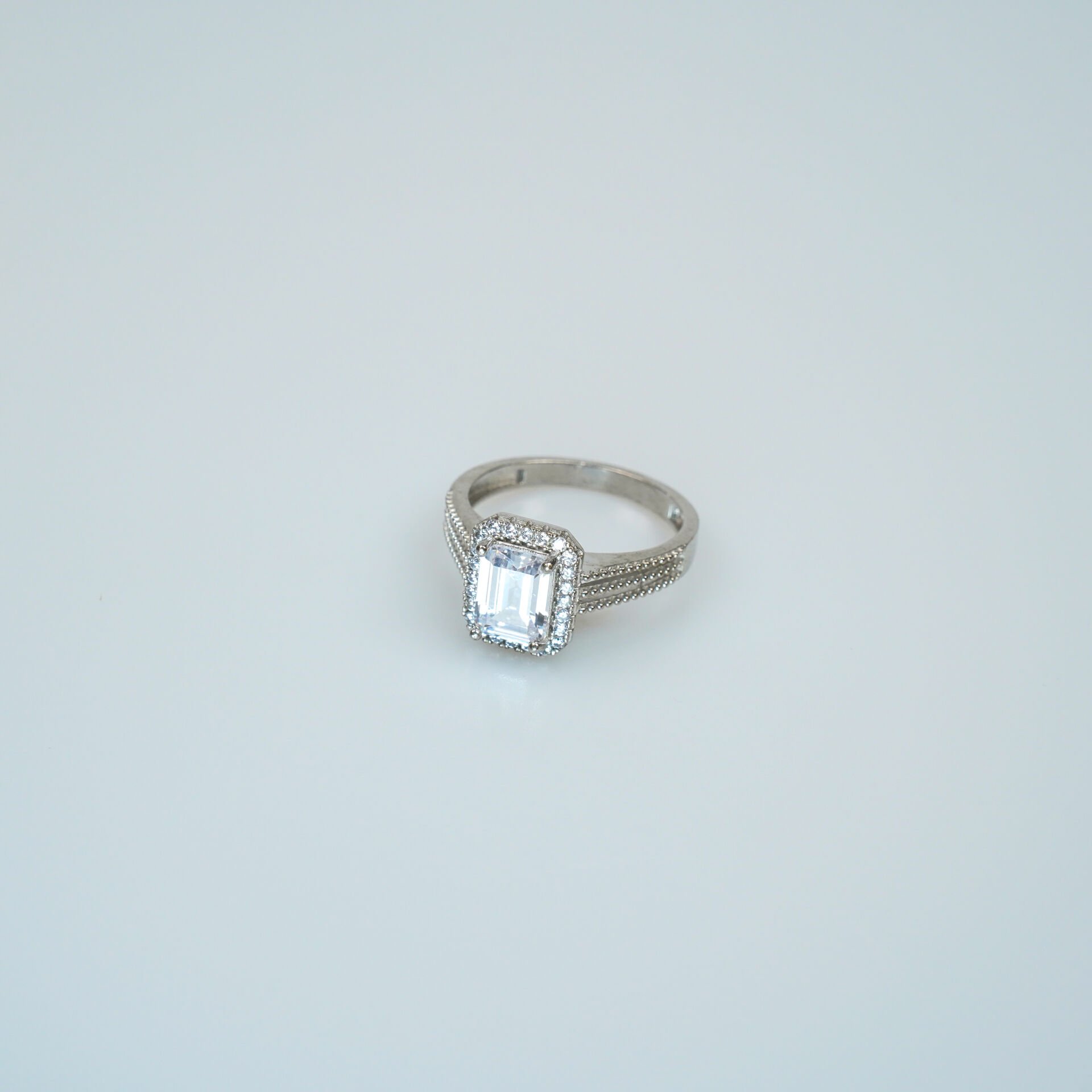 Kare Kesim Kristal Zirkon Taşlı, Yanları Sıralı Taşlı Kadın Gümüş Yüzük