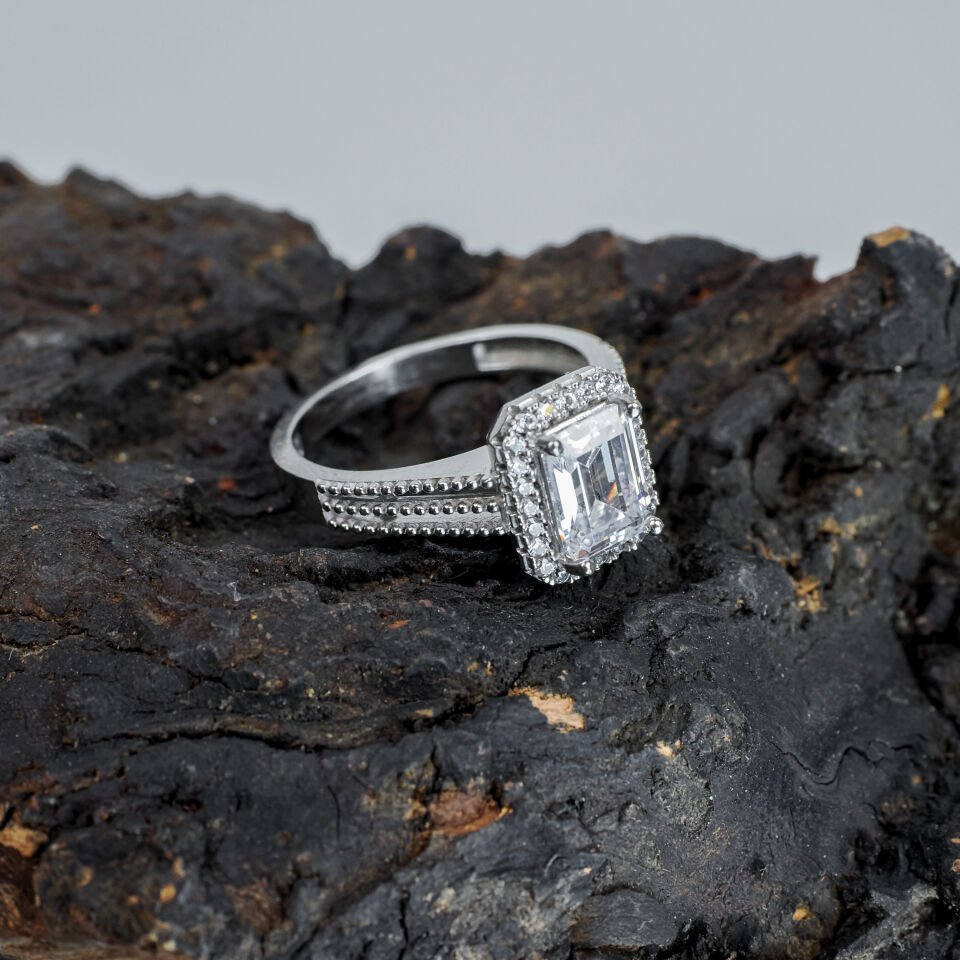 Kare Kesim Kristal Zirkon Taşlı, Yanları Sıralı Taşlı Kadın Gümüş Yüzük