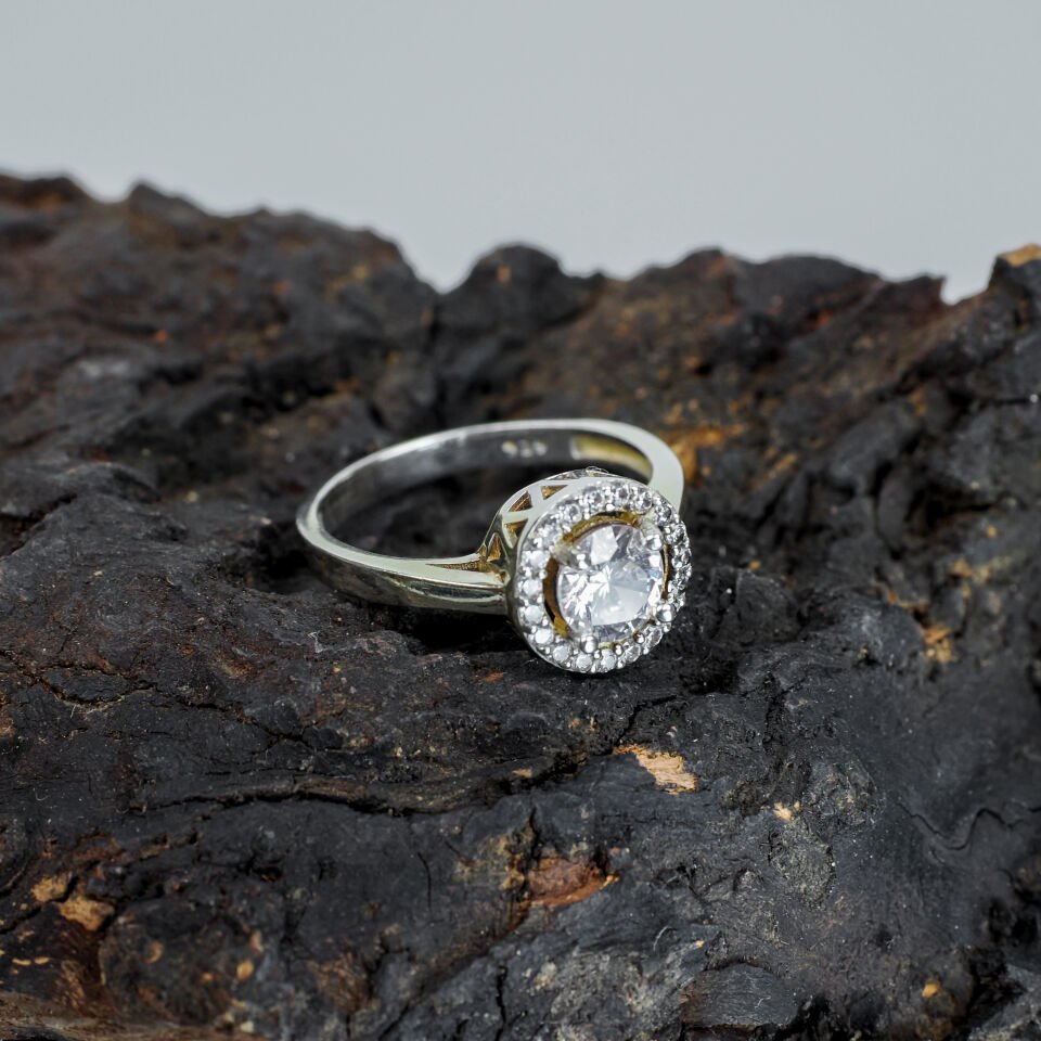 Kristal Zirkon Taşlı Yuvarlak Halo Model Gümüş Kadın Yüzük