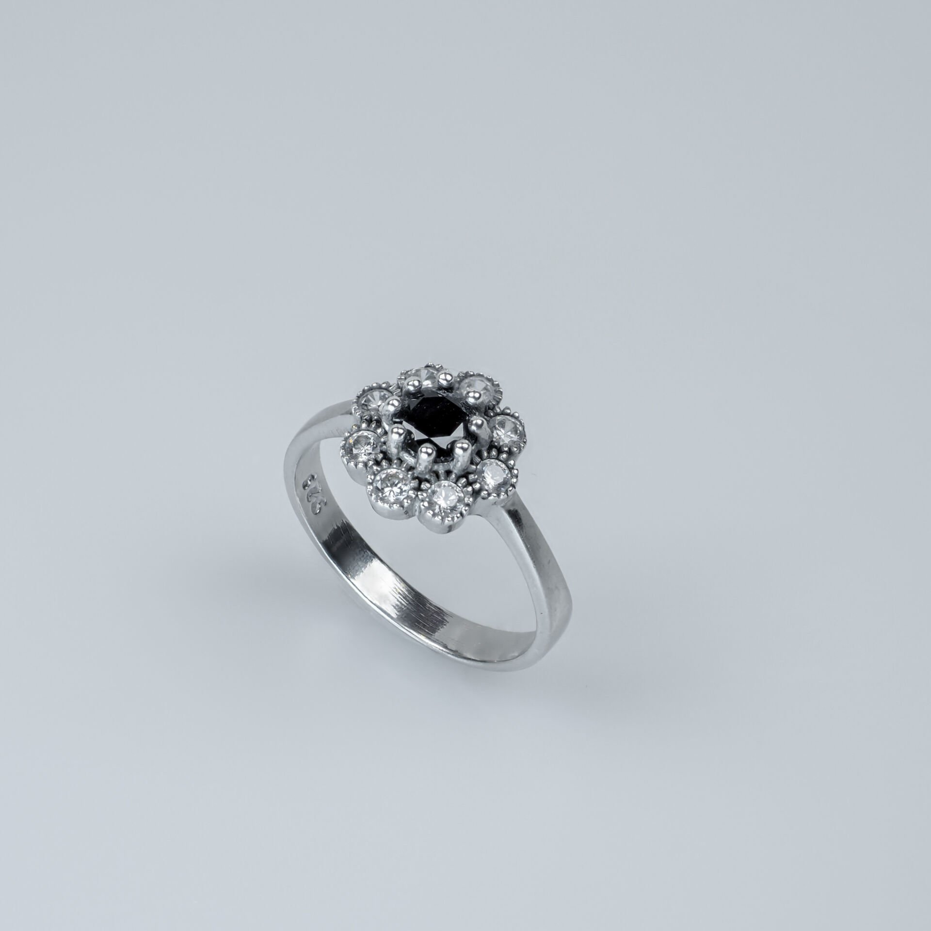 Vintage Papatya Tasarım Siyah & Beyaz Zirkon Gümüş Yüzük