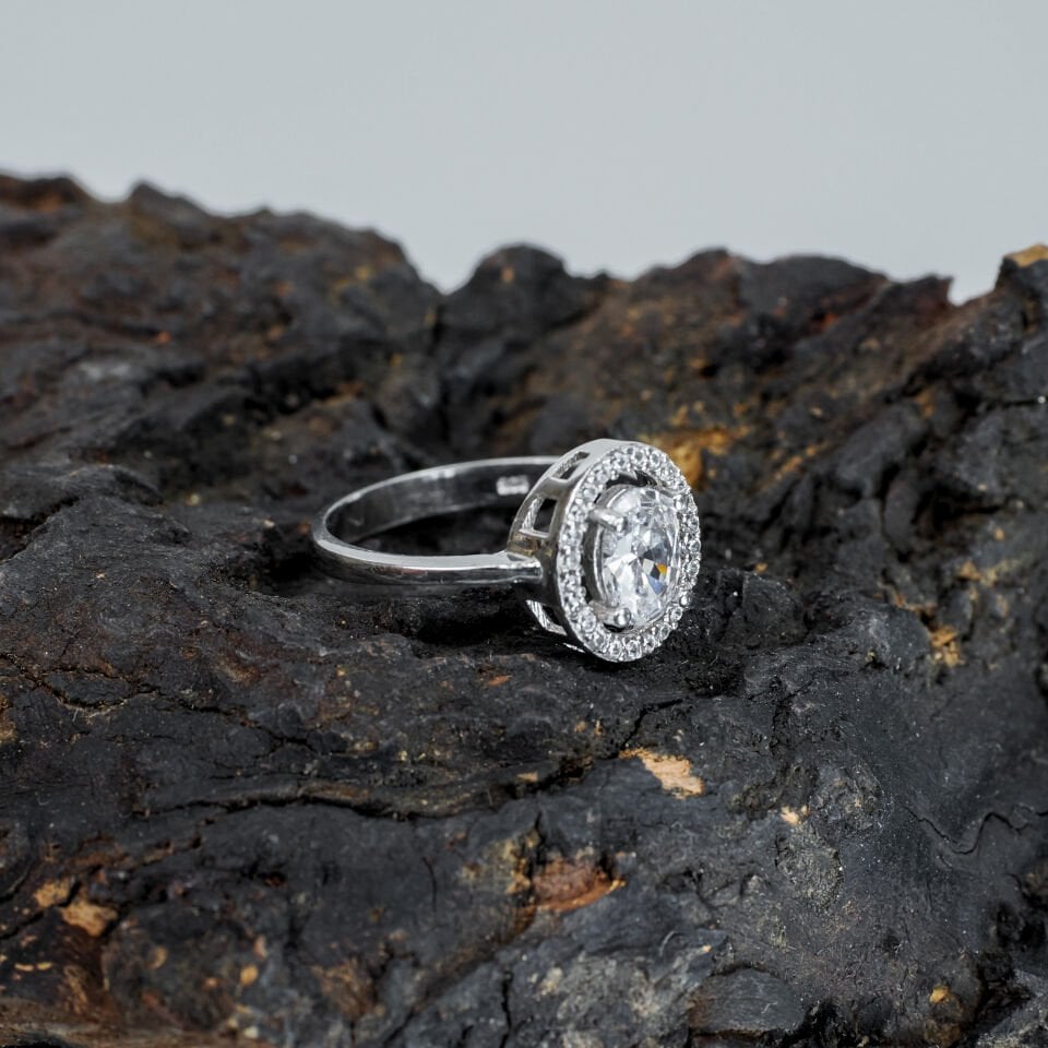 925 Ayar Gümüş Oval Kesim Beyaz Zirkon Taşlı Kadın Yüzük