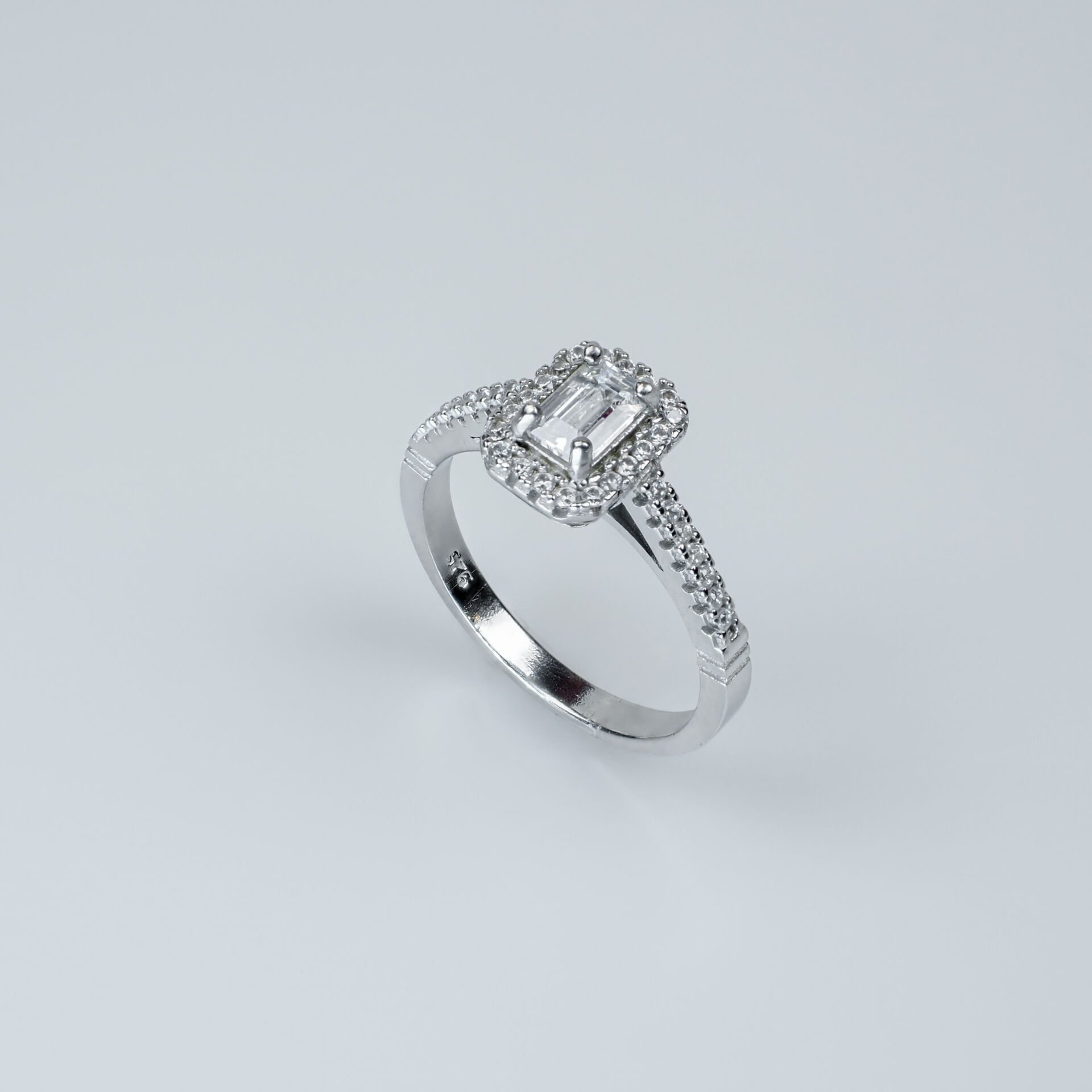 Baget Kesim Sıralı Taşlı 925 Ayar Kadın Gümüş Yüzük