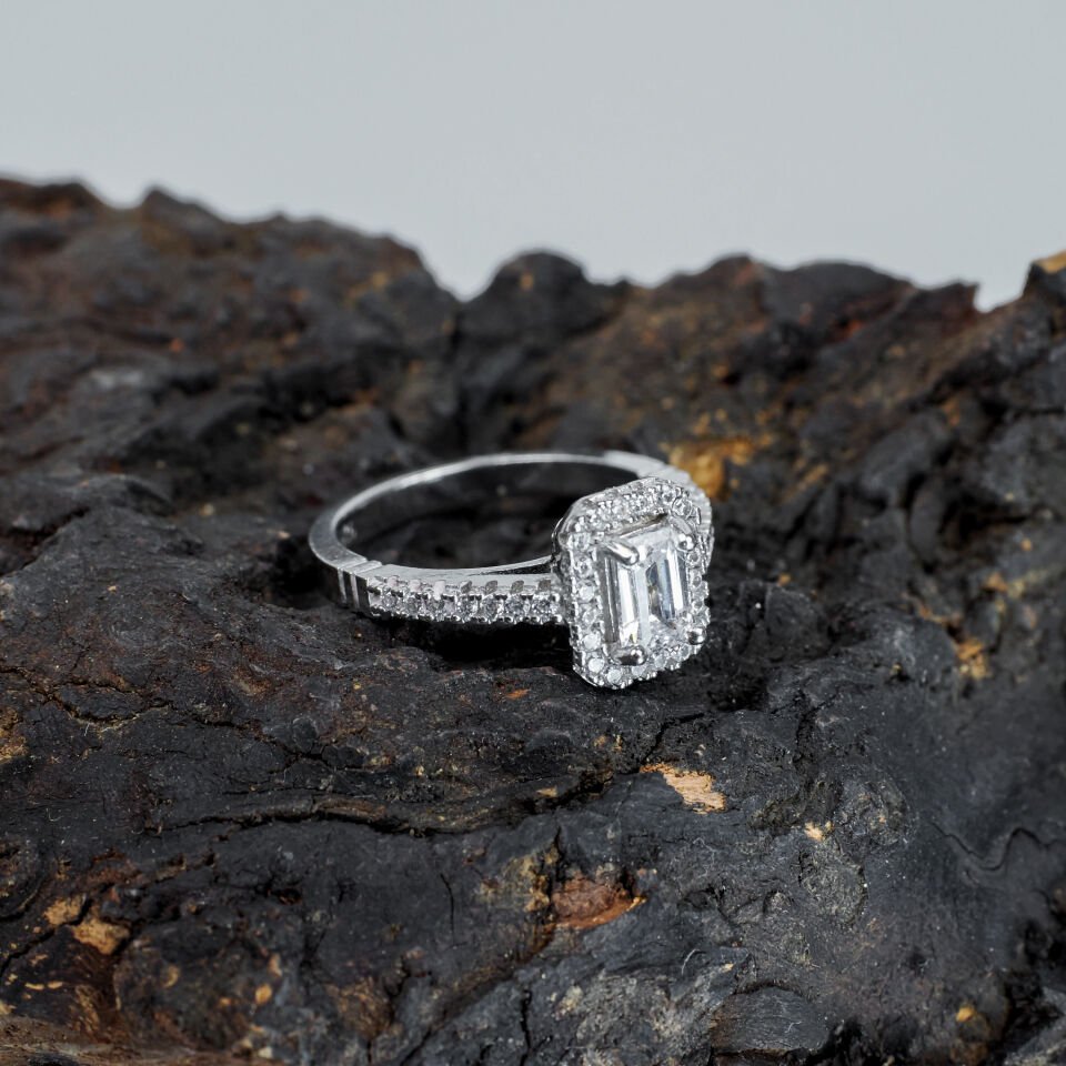 Baget Kesim Sıralı Taşlı 925 Ayar Kadın Gümüş Yüzük