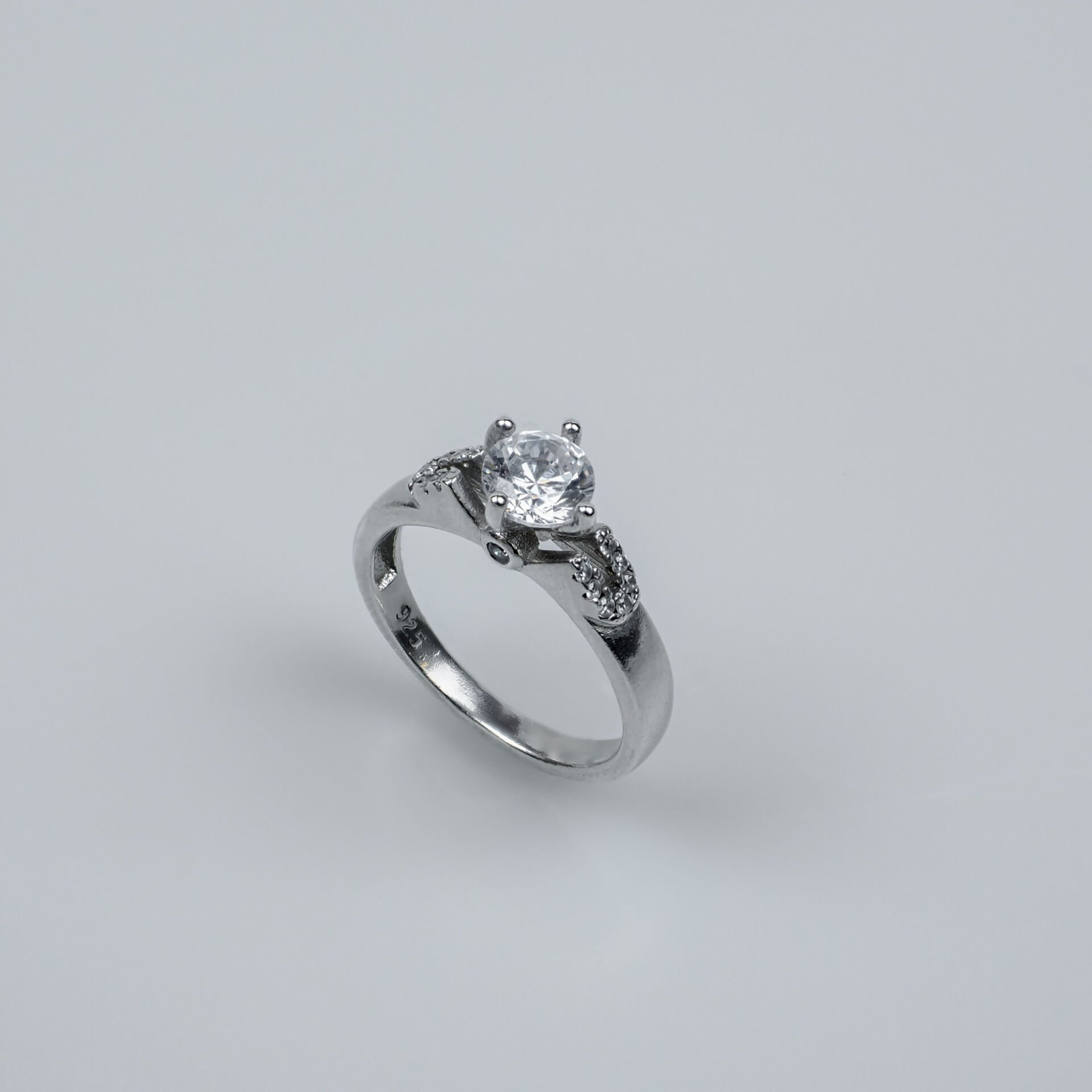 Sonsuz Işıltı Kristal Tektaş 925 Ayar Gümüş Kadın Yüzük