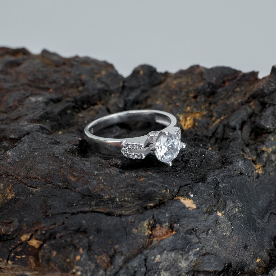 Sonsuz Işıltı Kristal Tektaş 925 Ayar Gümüş Kadın Yüzük