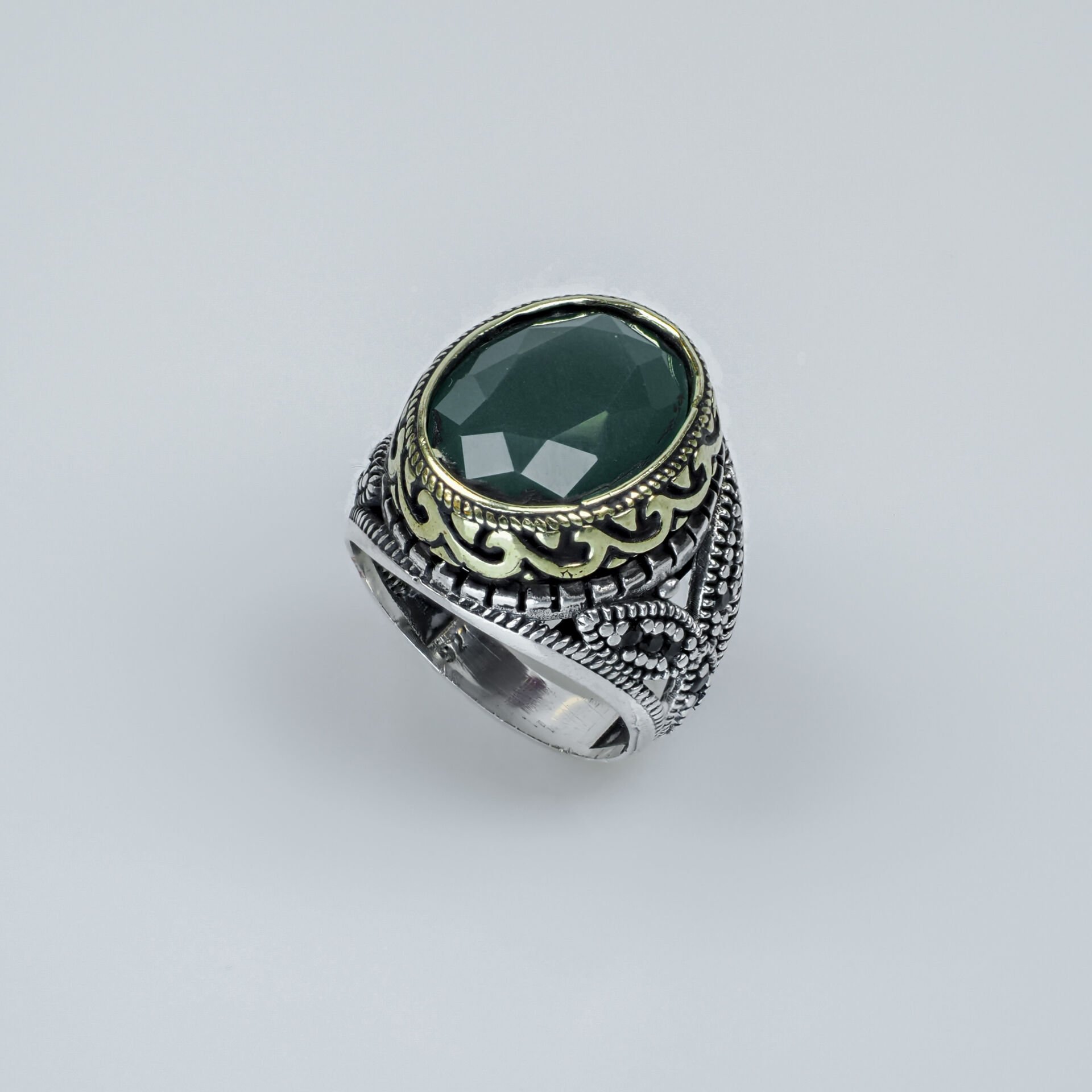 Faset Kesim Yeşil Taşlı ve Zirkon İşlemeli Gümüş Erkek Yüzük