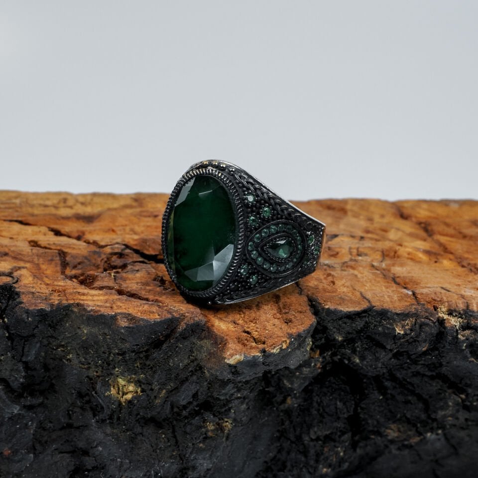Zümrüt Yeşili Taşlı Damla Motifli 925 Ayar Gümüş Erkek Yüzük
