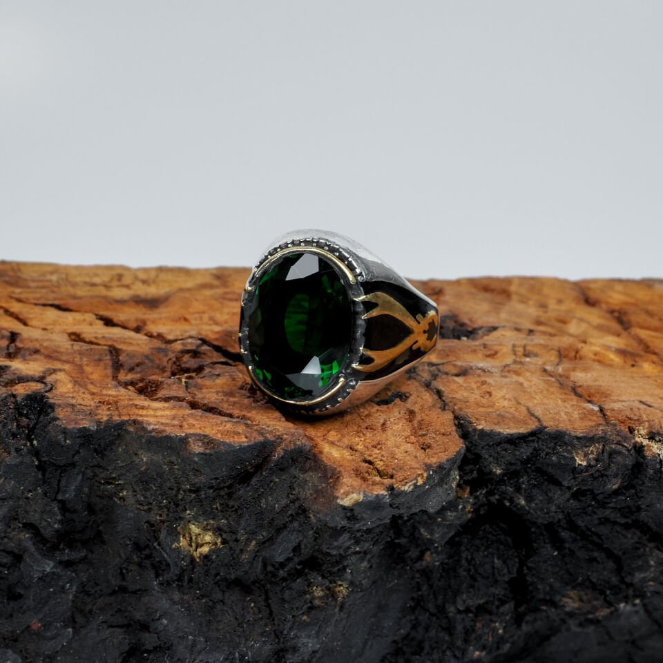 Zümrüt Yeşili Kristal Taşlı Kavisli Gümüş Erkek Yüzük
