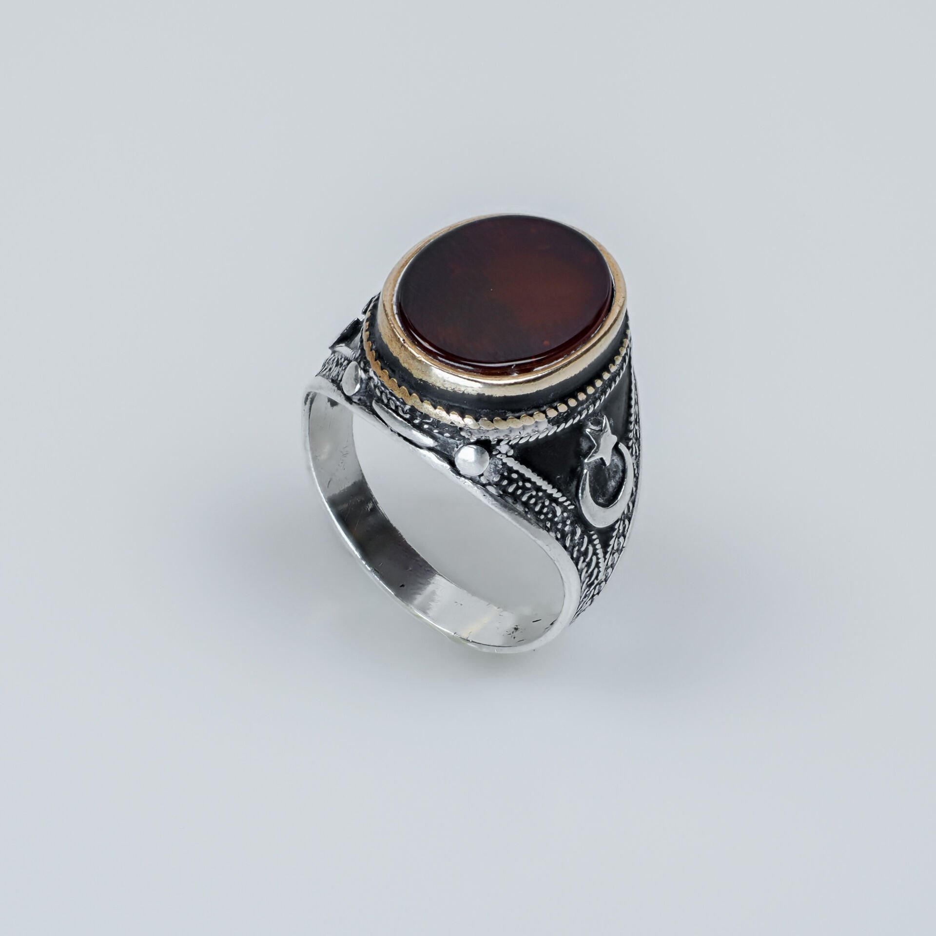 Kahverengi Akik Taşlı Ay-Yıldız İşlemeli Gümüş Erkek Yüzük