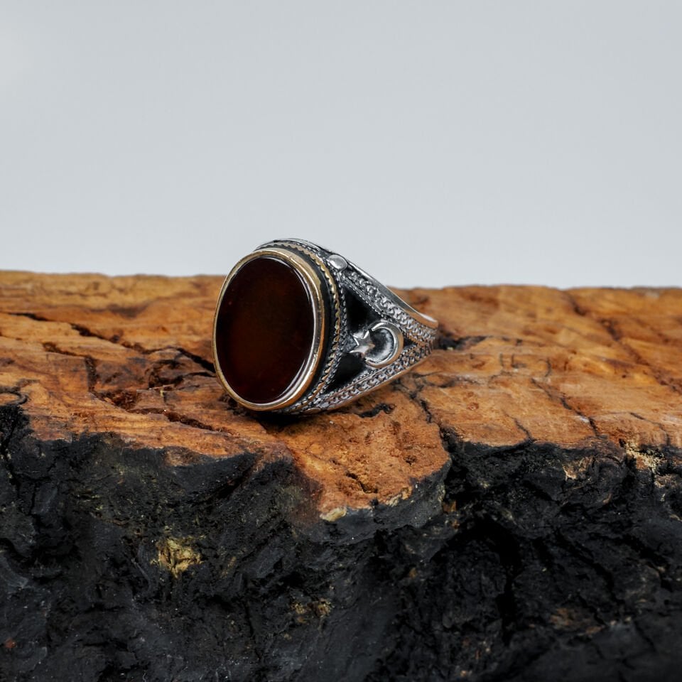 Kahverengi Akik Taşlı Ay-Yıldız İşlemeli Gümüş Erkek Yüzük