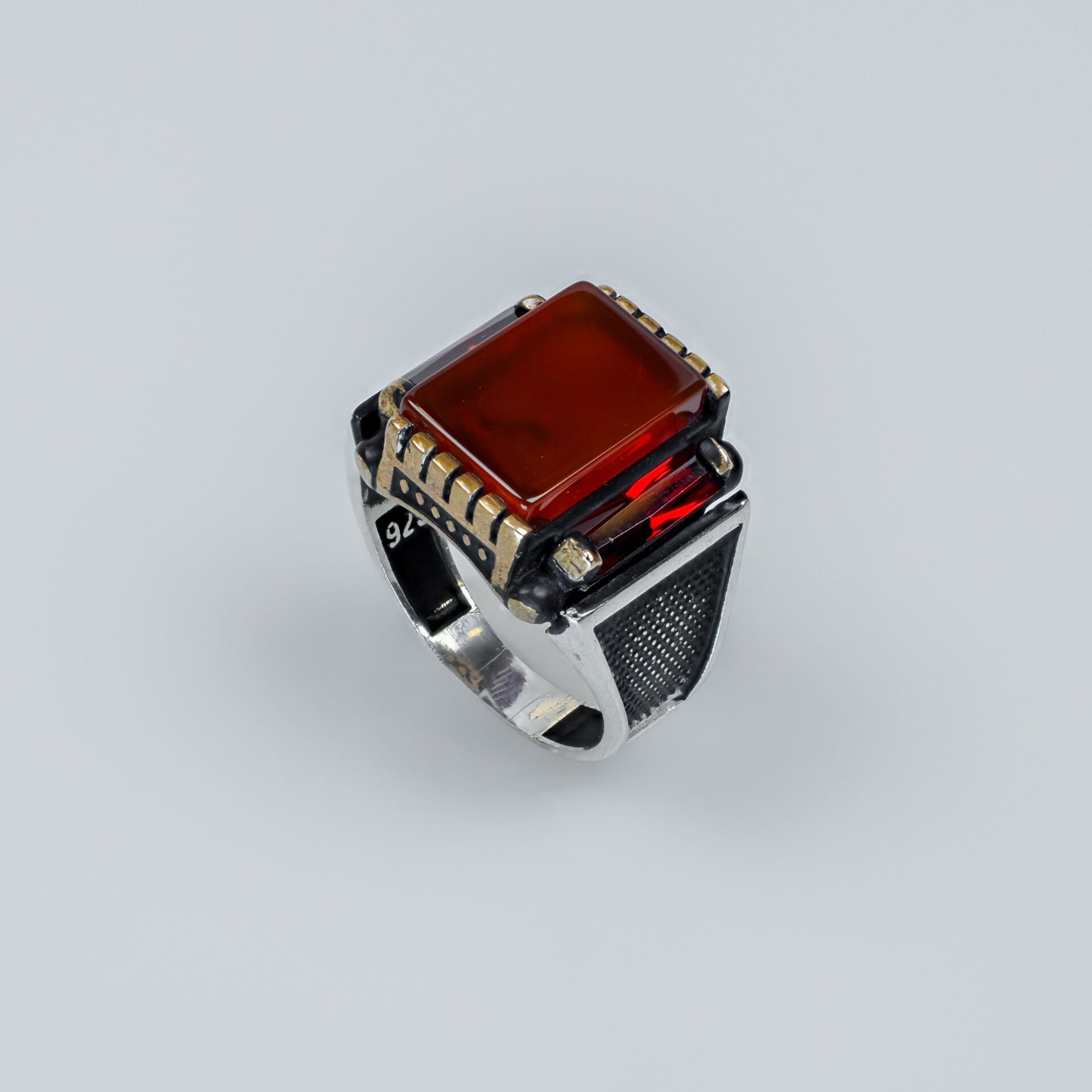 Kare Kırmızı Akik Taşlı Geometrik İşlemeli Gümüş Erkek Yüzük