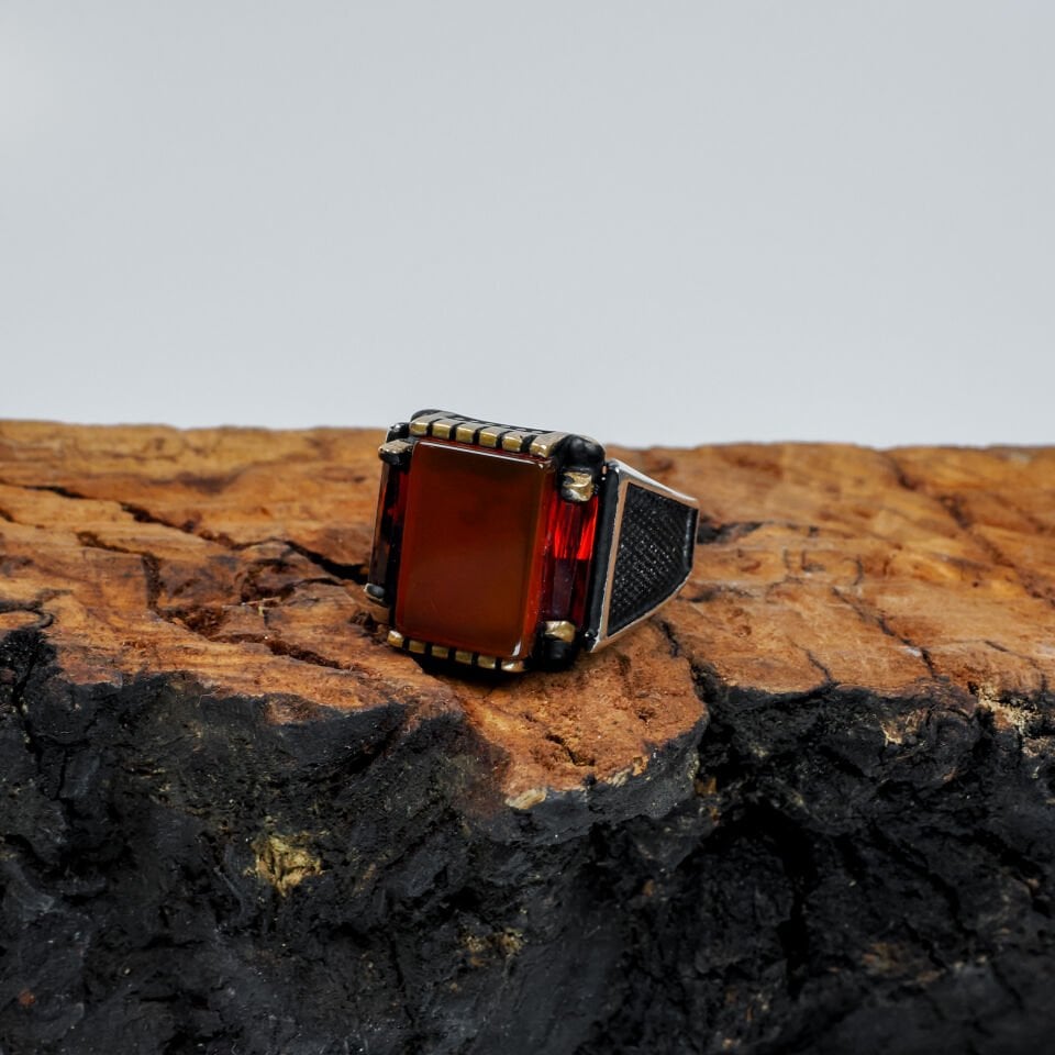 Kare Kırmızı Akik Taşlı Geometrik İşlemeli Gümüş Erkek Yüzük