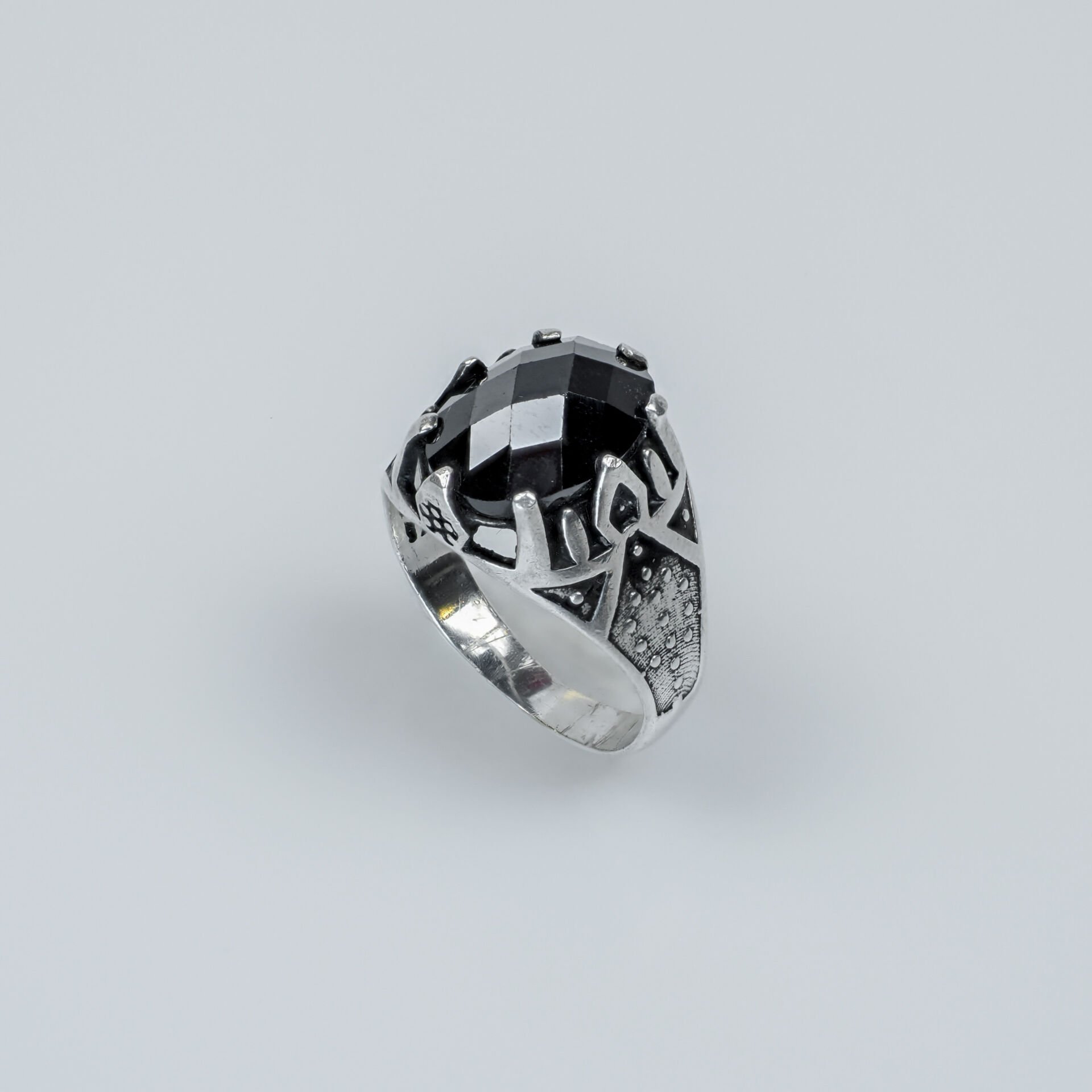 Siyah Zirkon Taşlı Zırh Desenli 925 Ayar Erkek Gümüş Yüzük