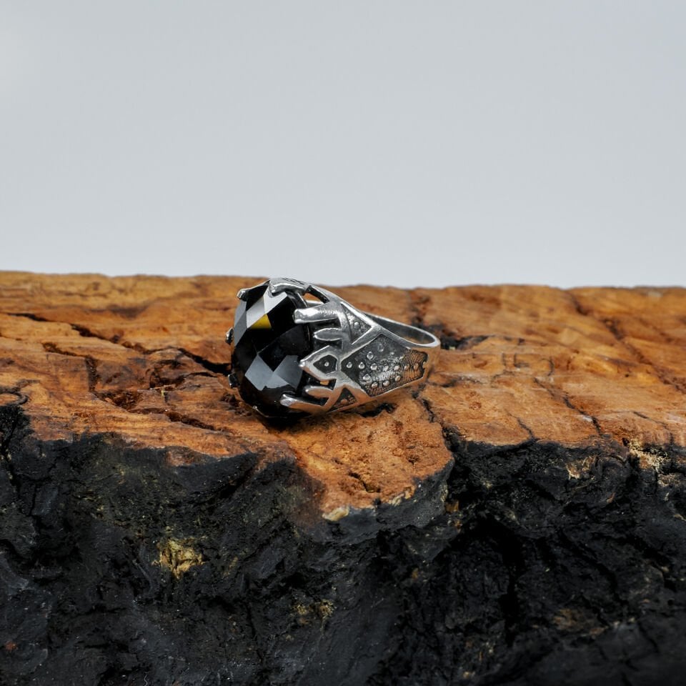 Siyah Zirkon Taşlı Zırh Desenli 925 Ayar Erkek Gümüş Yüzük