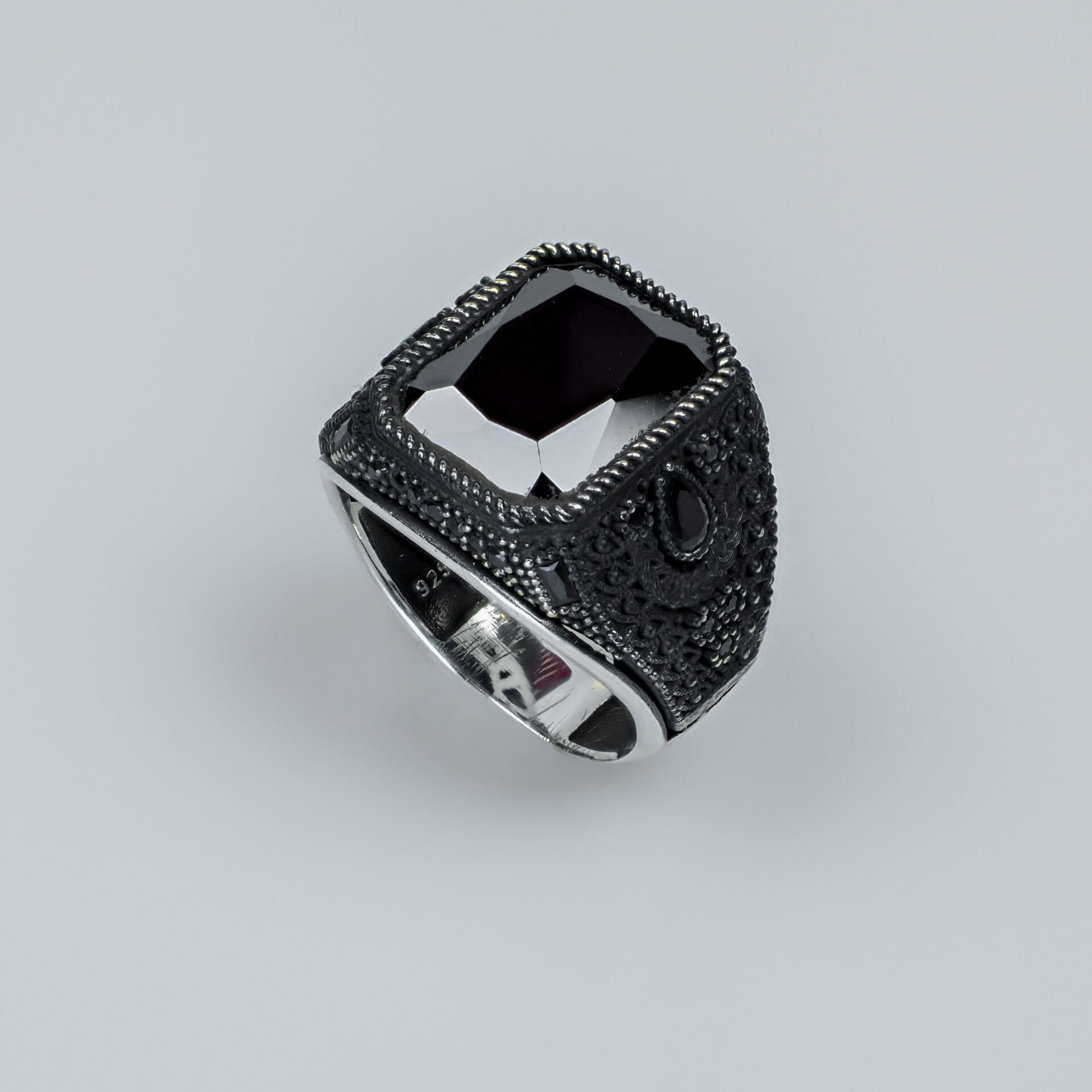 Siyah Oniks Taşlı Örgü Desenli 925 Ayar Erkek Gümüş Yüzük