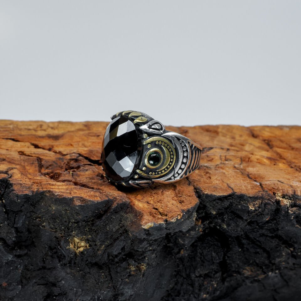 Üçgen Motifli Siyah Faset Taşlı 925 Ayar Erkek Gümüş Yüzük